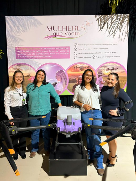 Evento mulheres que voam: 4 mulheres atrás de um drone de pulverização